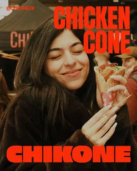 Post: Gast genießt einen Chicken Cone