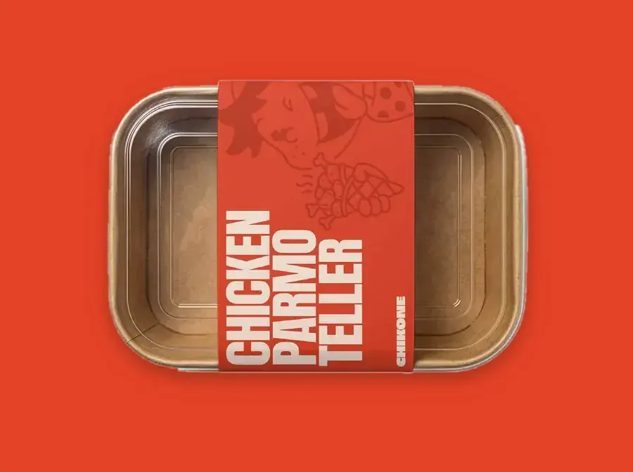 Takeaway-Schale mit Banderole Chicken Parmo Teller
